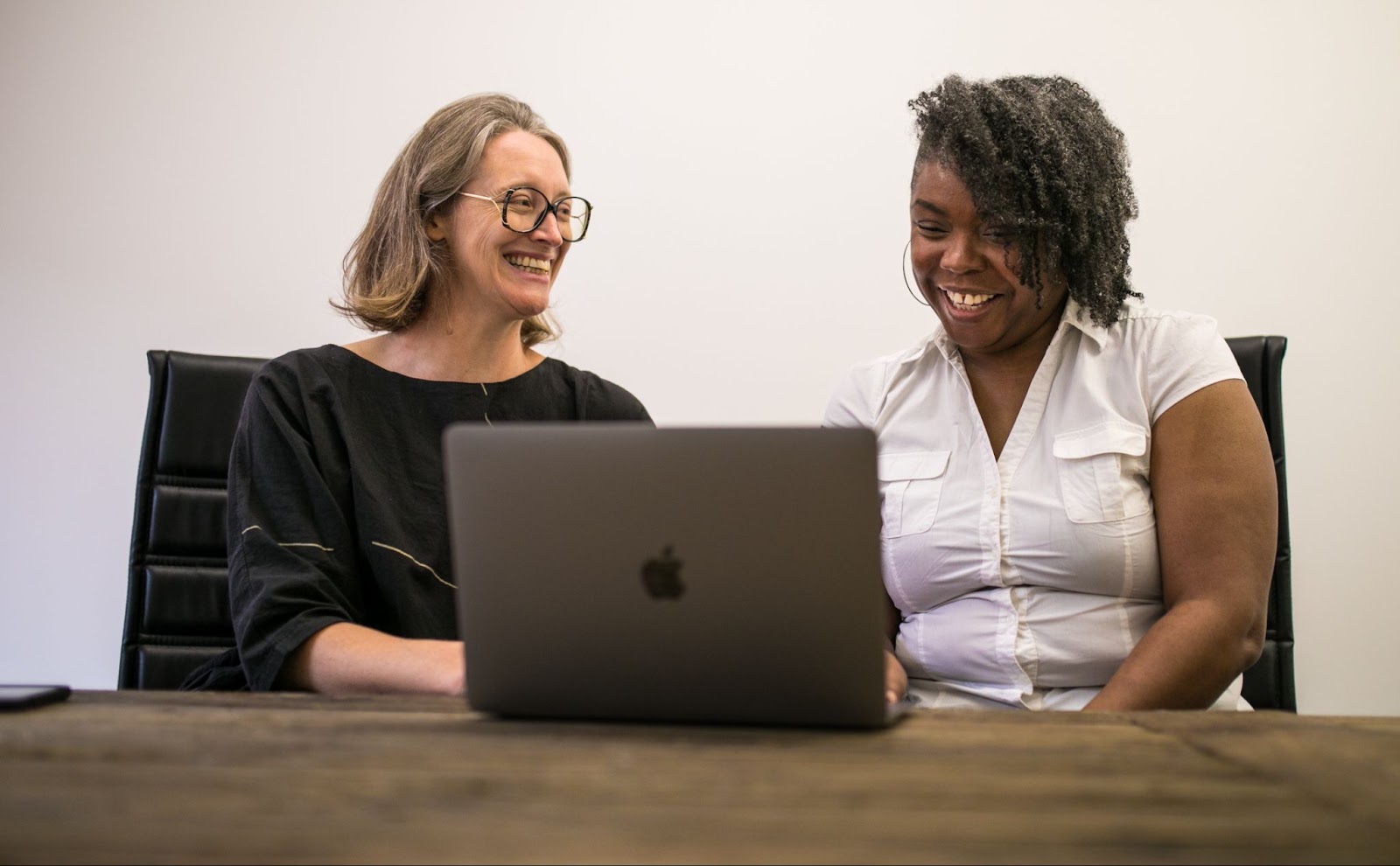 Two women learning how to be a UX designer