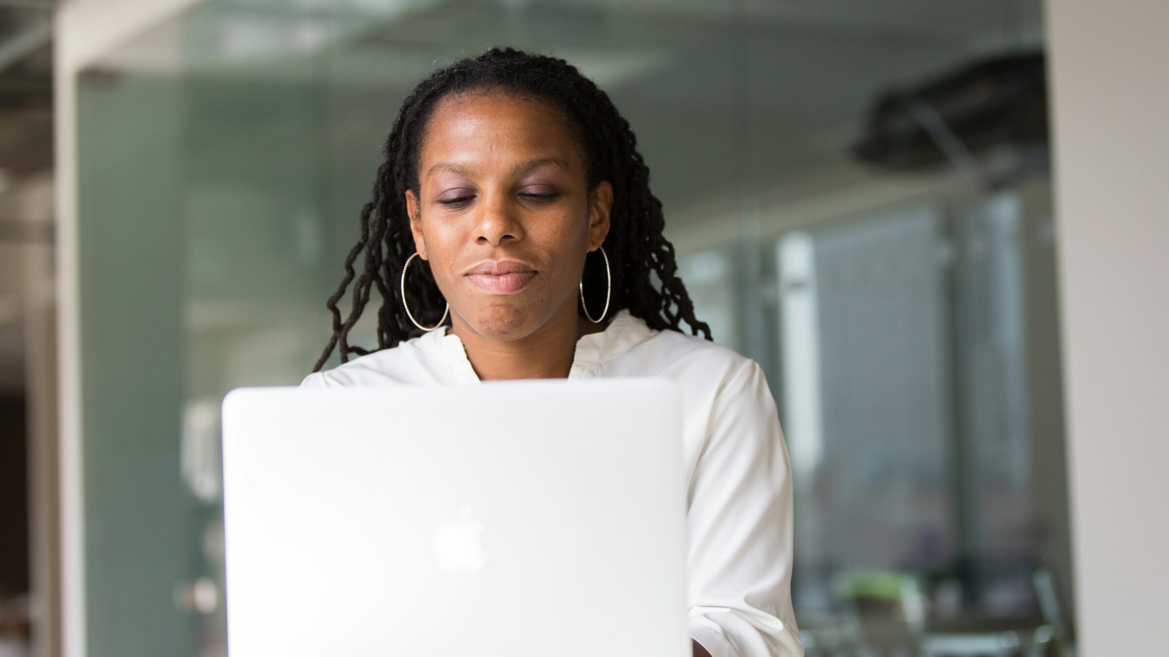 A leaner sits at their laptop.